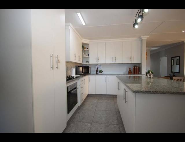 5 BEDROOM HOUSE FOR SALE IN SEEMEEU PARK